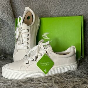 Cariuma OCA Off-White Size 8 Women's Sneakers